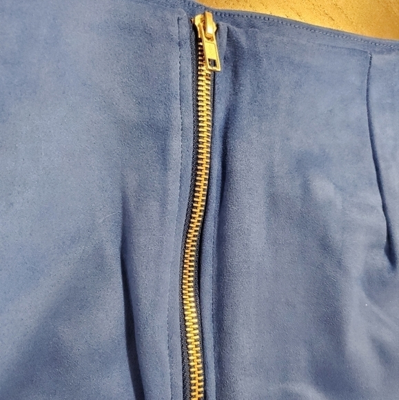 💫NWT By GLAMOROUS Womens High Rise Blue Suede Mini Skirt - Picture 3 of 11